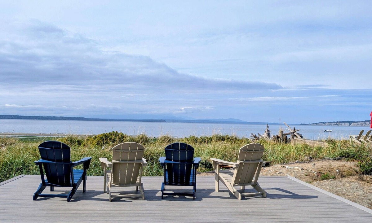 Clinton House | Maxwelton Beach - 3 bdrm, dog friendly, beachfront - 5 star rental with new mgt!