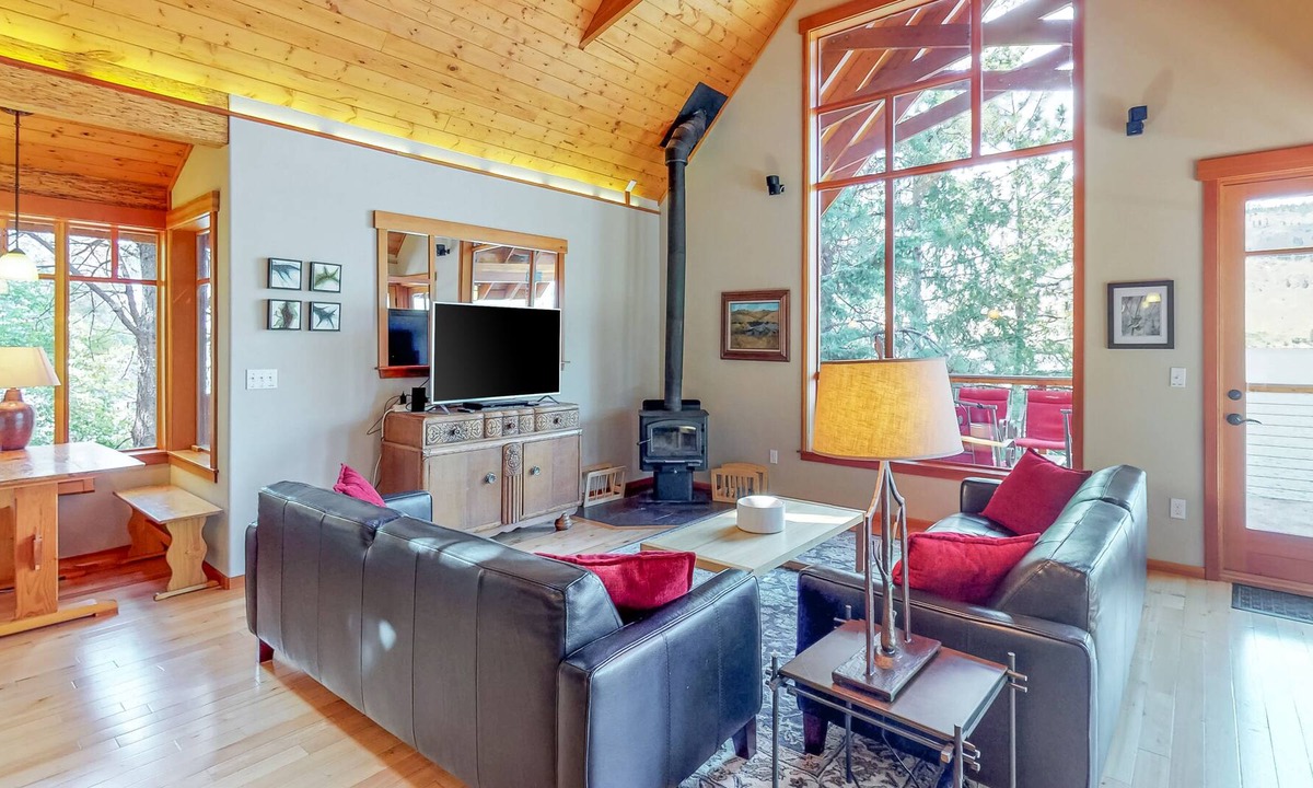 Chelan Cabin | Modern lakefront cabin with dock & 180 feet of pristine waterfront