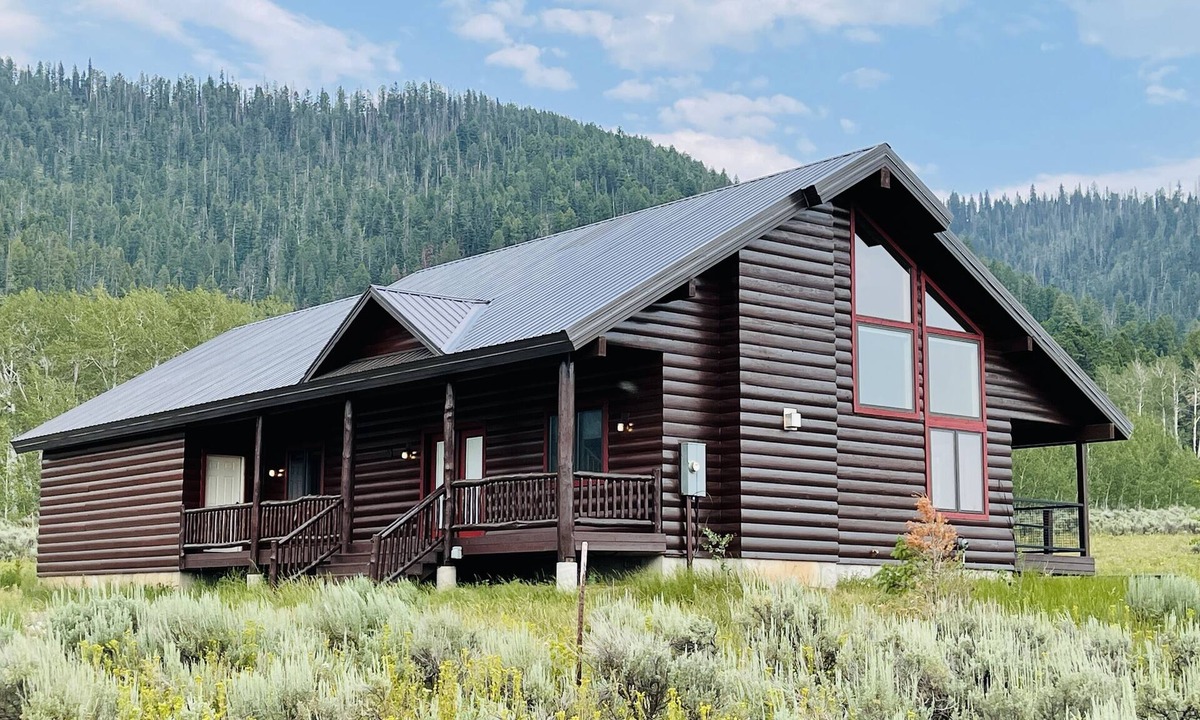 Island Park Cabin | Mountain View Cabin with Hot Tub 10 Min to Yellowstone Sleeps 10