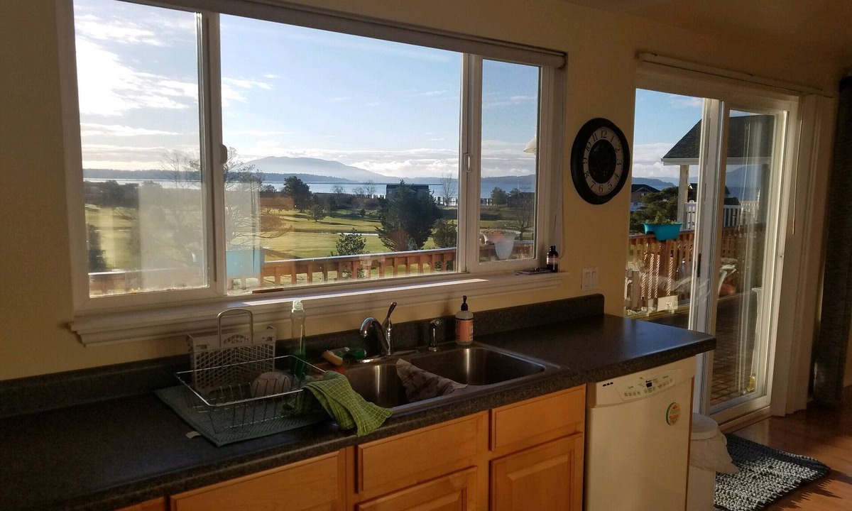 Ferndale House | Mt Baker, San Juans, WWU, Sea to Ski race, Canada, Golf, Refineries, 2 Bd/2 bth