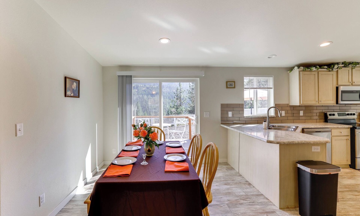 Ahsahka Cottage | Mtn-view Gem w/Outdoor Entertainment in Ahsahka!