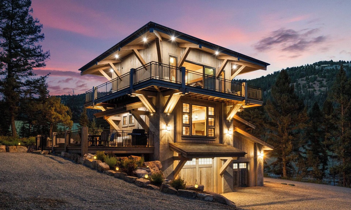 Gallatin Gateway Ski Chalet | MTNLUX Fire Tower Big Sky Near YNP border with Hot Tub, Sauna Fitness/Game Room.