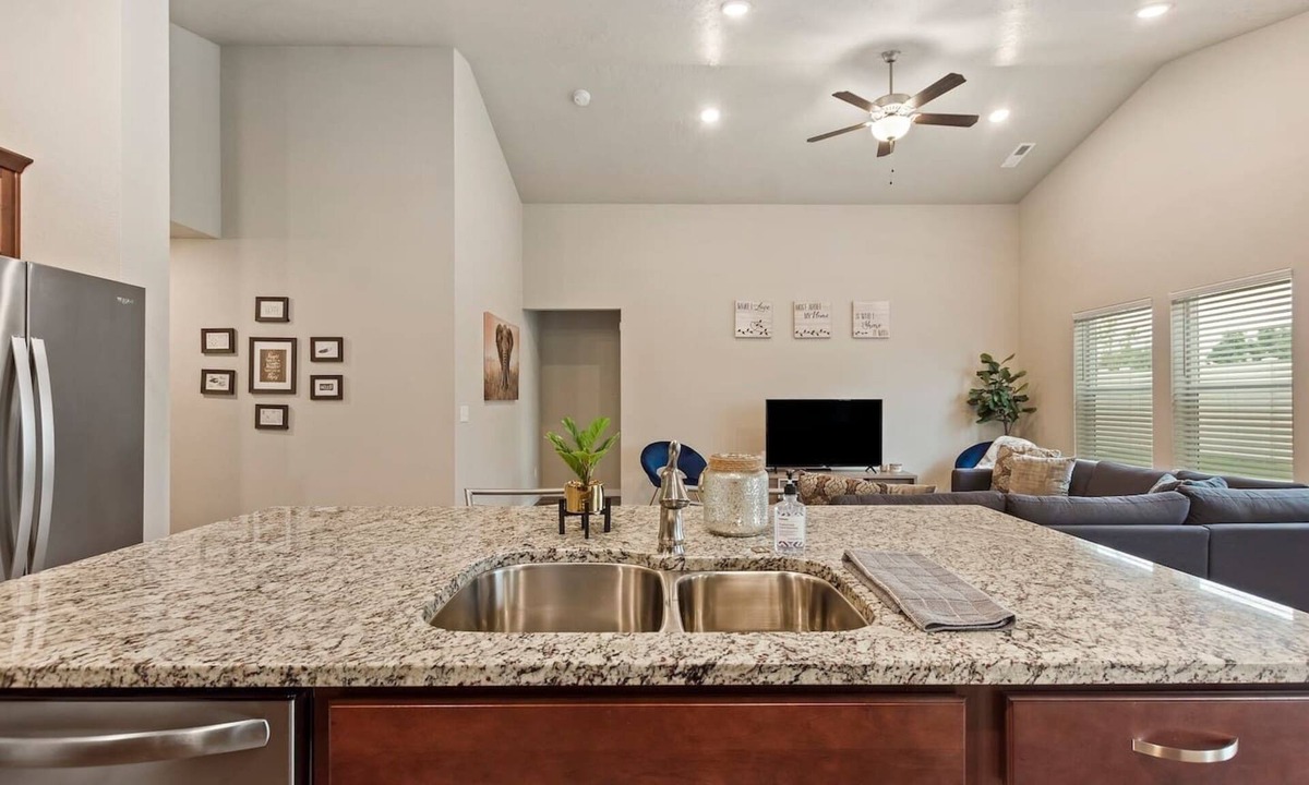 Nampa House | Nampa Family Home | King Bed | 4 Beds | Sleeps 9 | 1-Gig WiFi