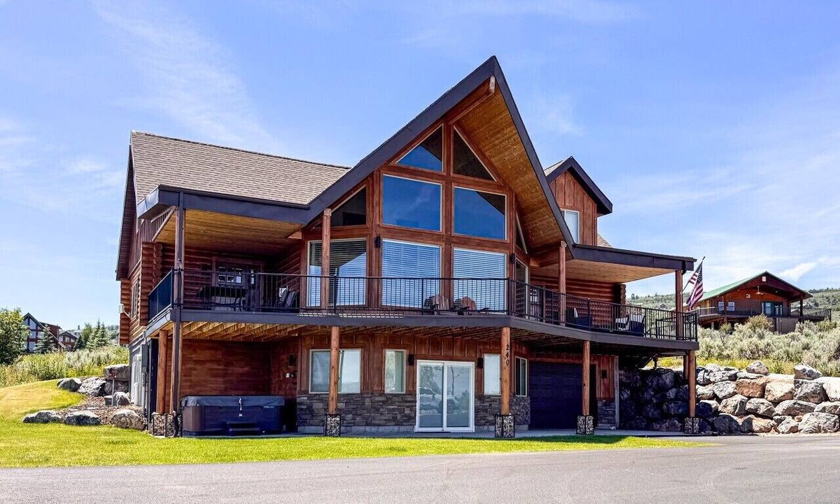 Sweetwater House | Nature Calls- Log home, hot tub & Ideal Beach Pass