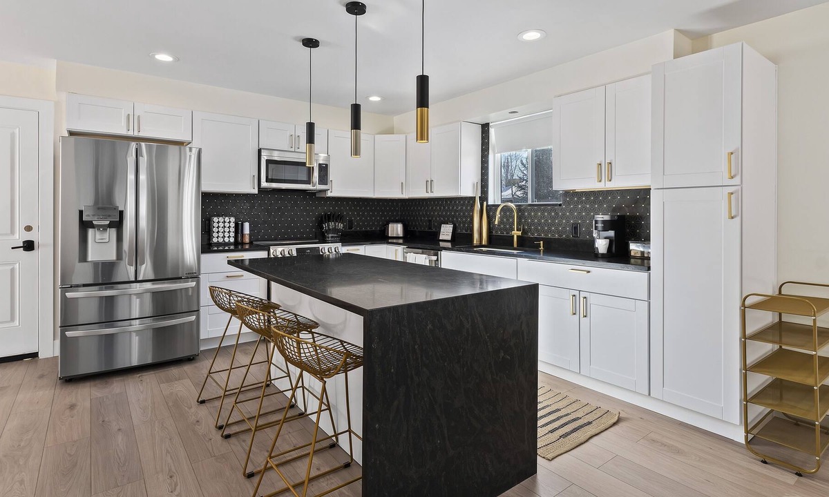 Canyon Rim House | New 6 Bedroom Home w/ 2 Kitchens!