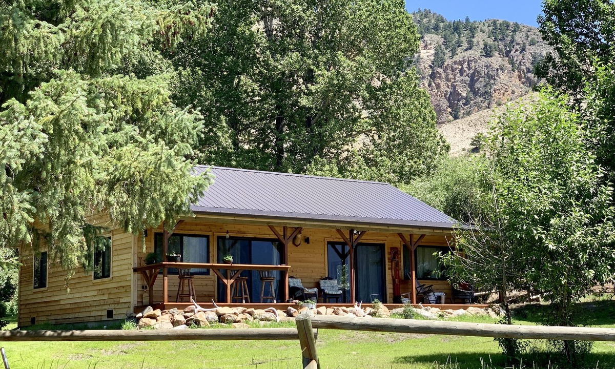 Gardiner Cabin | New cabin 5mins to YNP & hot springs 10acre horse ranch @LittleTrailCreekCabins