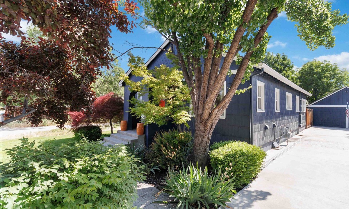 Depot Bench House | NEW! Dog Friendly w/Quaint Back Patio & Corn Hole | > 5 min to BSU | Walk to Coffee & More