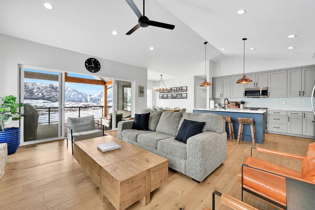 Wolf Creek House | New Family Home in Eden w Hot Tub and Great Views