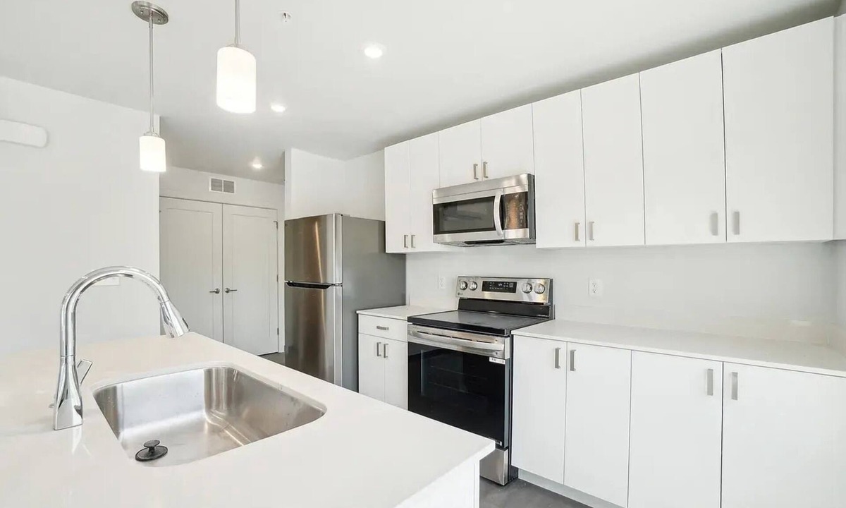 Liberty Wells Apartment | New Modern One-Bedroom Apartment @500 Parkview