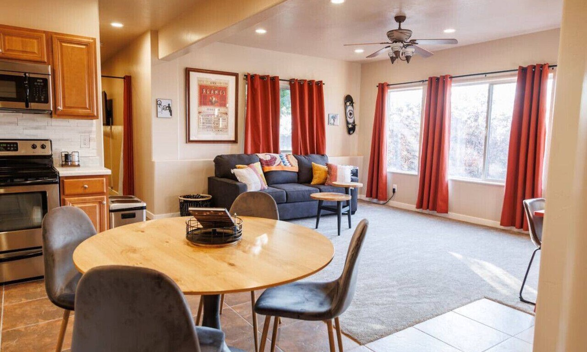 Draper Condo | New! Paragliding Paradise | Hot Tub | Grill | View