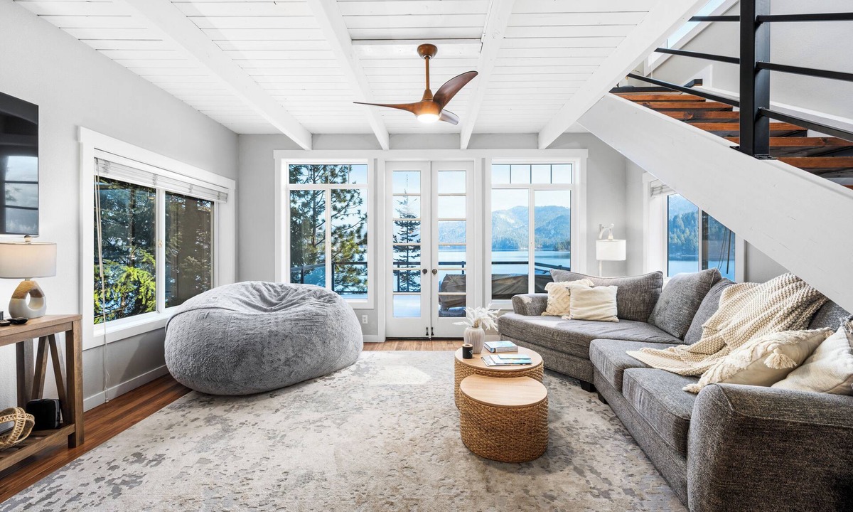 Clarksville Ski Chalet | Oasis at Hayde- waterfront, hot tub, 8 Min to Town, breathtaking views