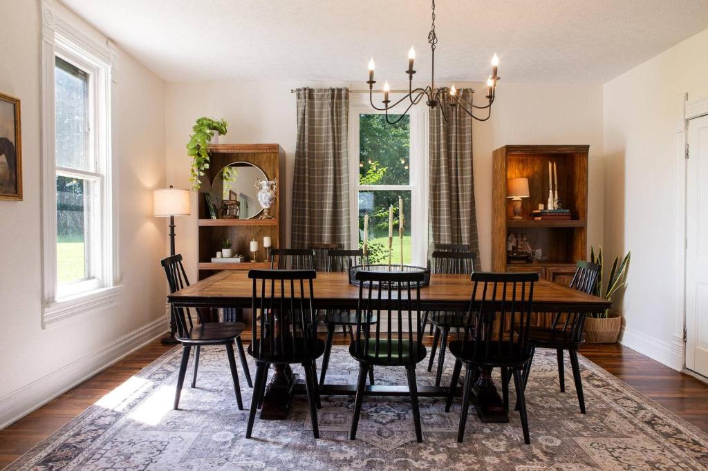 Lancaster House | Peaceful 4 Bed Historic Farmhouse in Lancaster Min to Hocking hills! Sleeps 10