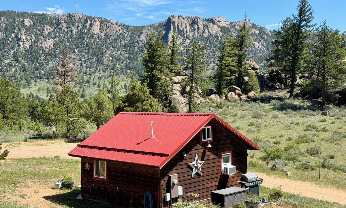 Estes Park Apartment | Peaceful Mountain Retreat! Hot Tub Stargazing & Epic Lumpy Ridge Views!