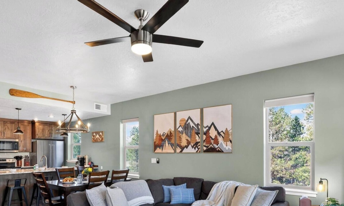 McCall House | Pet-friendly adventure hub with AC near downtown and Brundage