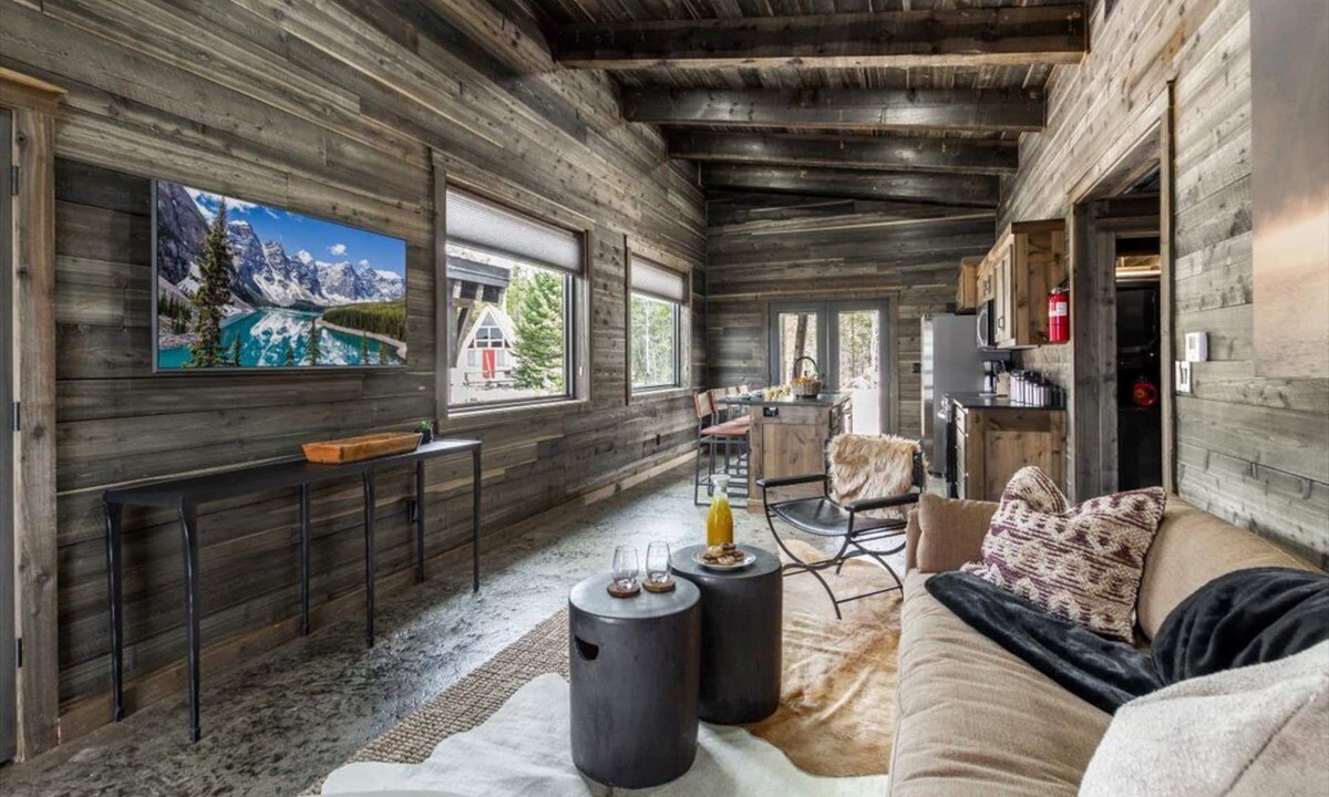 Last Chance House | Pet Friendly Home!- Mayfly Meadow | Cozy Cabin | World-Class Fishing | Fire Pit | BBQ