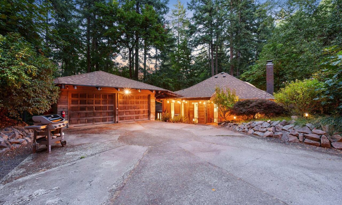 Beaverton Cabin | PNW Forest Cabin Hideaway - 5BR Near Wine Country, Nike & Intel
