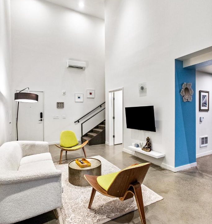 Downtown Apartment | Posh Lofty Pad in Central Redmond - 92 Walkscore!