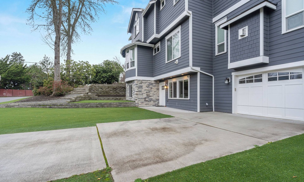 Lake Hills House | Private 2-bedroom Guest Suite w/Separate Entrance, AC & EV Charging. Bellevue