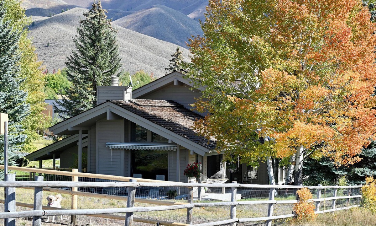 Elkhorn Village House | Private 4 Bedroom 4 Bath Sun Valley Getaway. Hot Tub/Large Yard/Dog Friendly