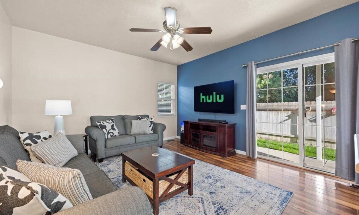 Nampa House | *Private Balcony*5Min>NNU*Backyard*King*Parking*W/D