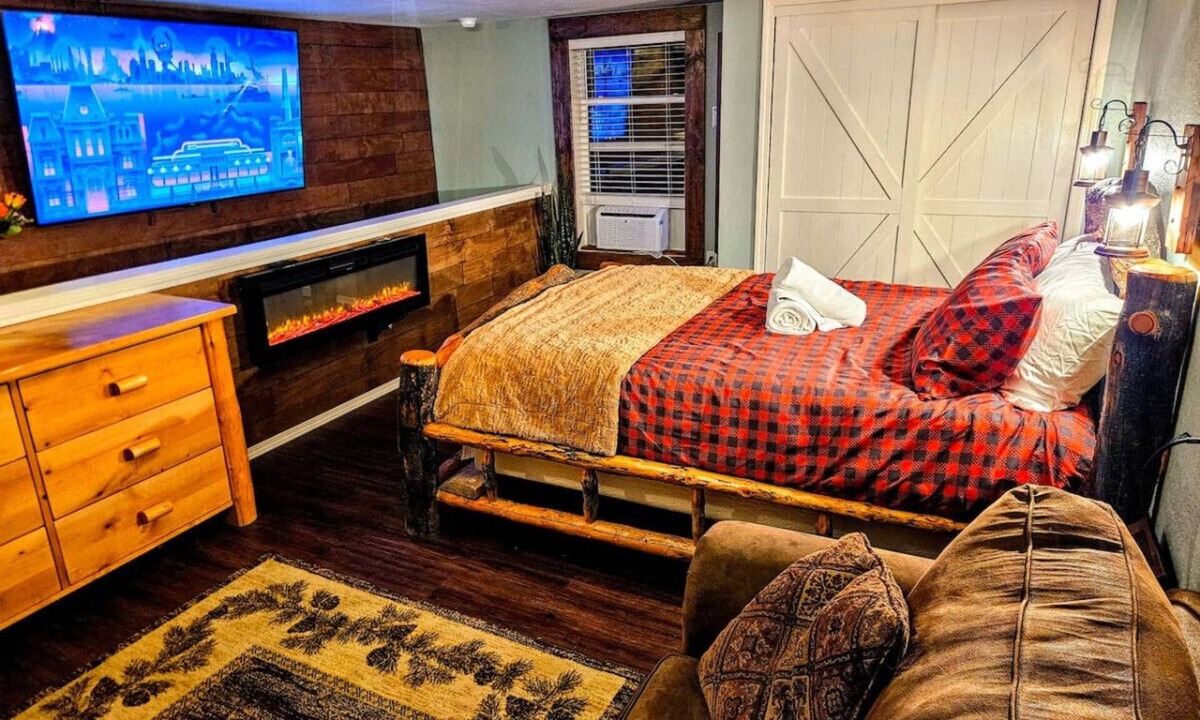 Clearfield Cabin | Private Cabin, Breakfast, Dbl Tub, 75`TV, Kayak, WD, BBQ