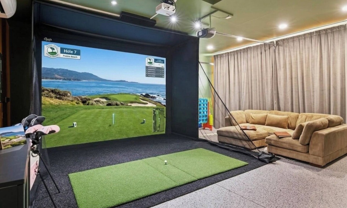 West Valley House | Pro Golf Simulator and Hot Tub, New Luxury 4 BR, Boise Home Sleeps 12