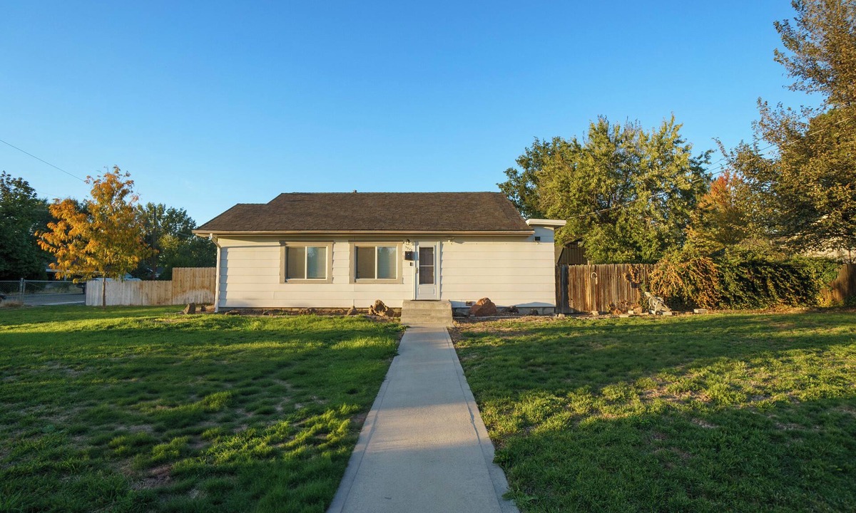 Boise Bench House | Quarter acre! Rare! 3 BR home AC, WiFi, fitness room, lots of space and privacy