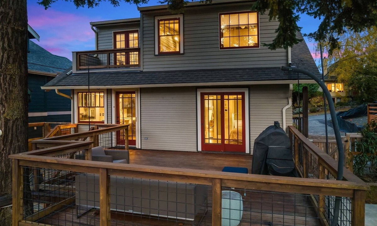 North Queen Anne House | Queen Anne 3BR Home with Puget Sound Views & Parking