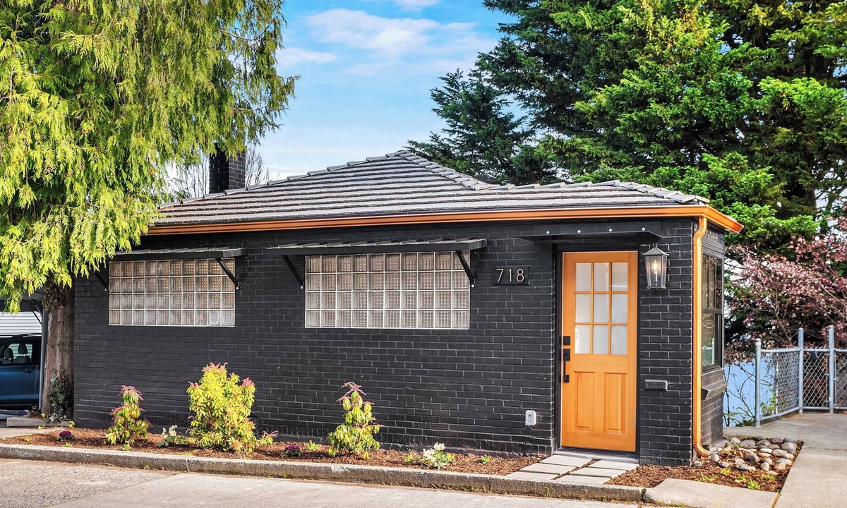 East Queen Anne House | Queen Anne City Escape - 1 bed, 1.5 bath, dog friendly, 1 parking space
