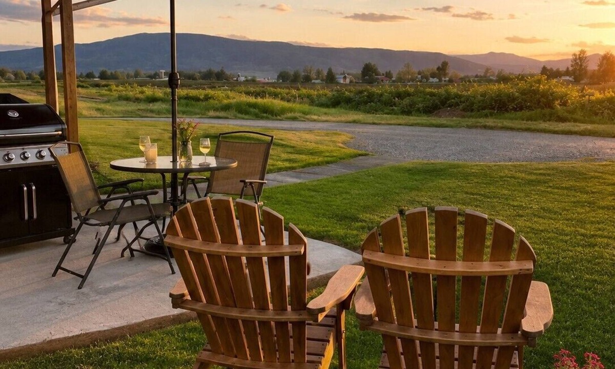 Lynden House | Quiet Farm Stay with Private Hot Tub, Open Skies, and Room to Breathe