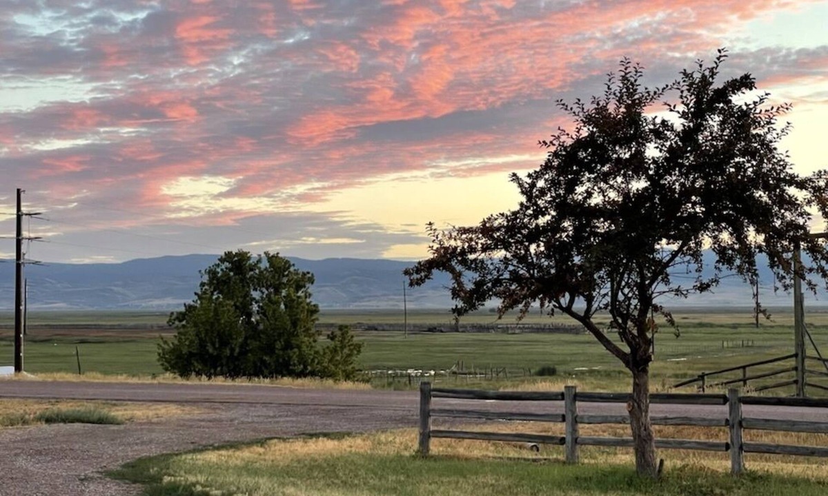 Dingle House | Quiet & Relaxing Farm Home/15 min from lake/Big Yard/Fun Games