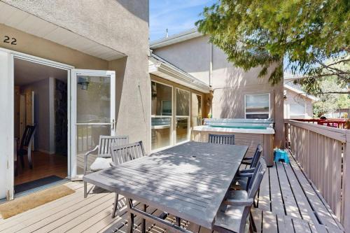 Cottonwood Heights House | Quiet & spacious townhome with a private hot tub & great views - close to skiing