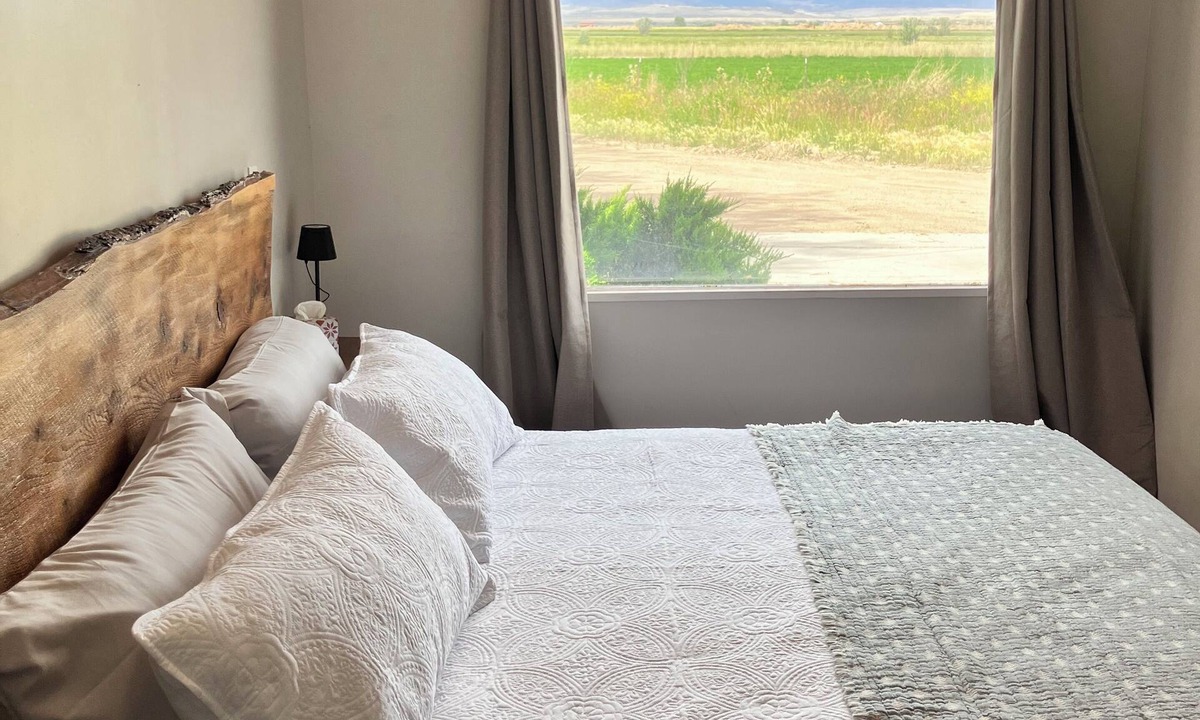 Lovell Cabin | Quiet Studio Cabin- with farm and mountain vistas between Lovell & Cowley WY,