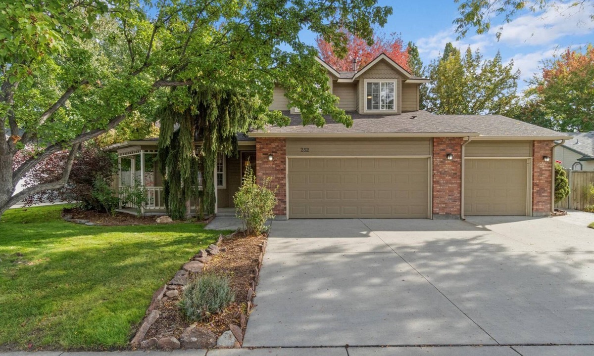 Eagle House | Relax in DOG-Friendly Modern Farmhouse Stye | A Stroll Away from Downtown Eagle!