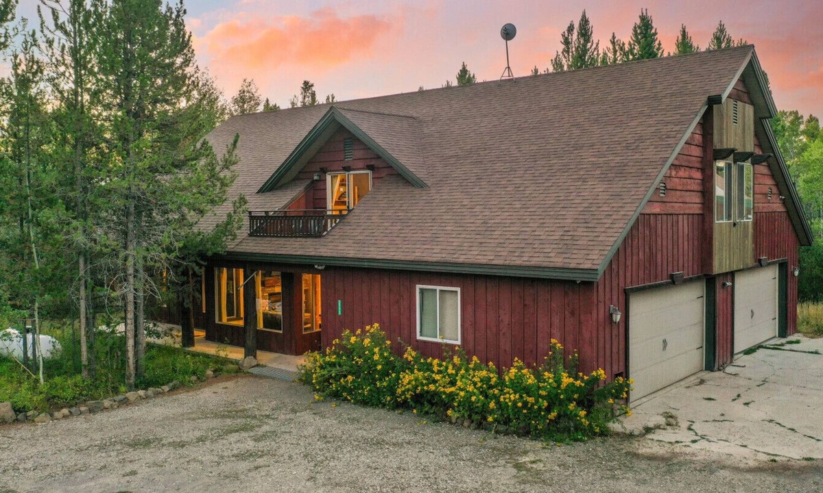 Last Chance House | Rising Sun Ranch - Sleeps 20, Hot Tub, Game Room, 35mi Yellowstone!