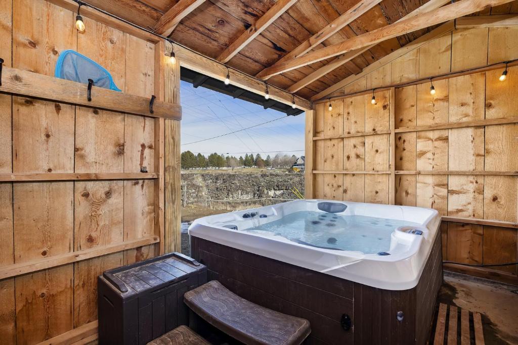 Twin Falls House | Rock Creek Canyon 1BR, Hot Tub, Sauna, Fire Pit