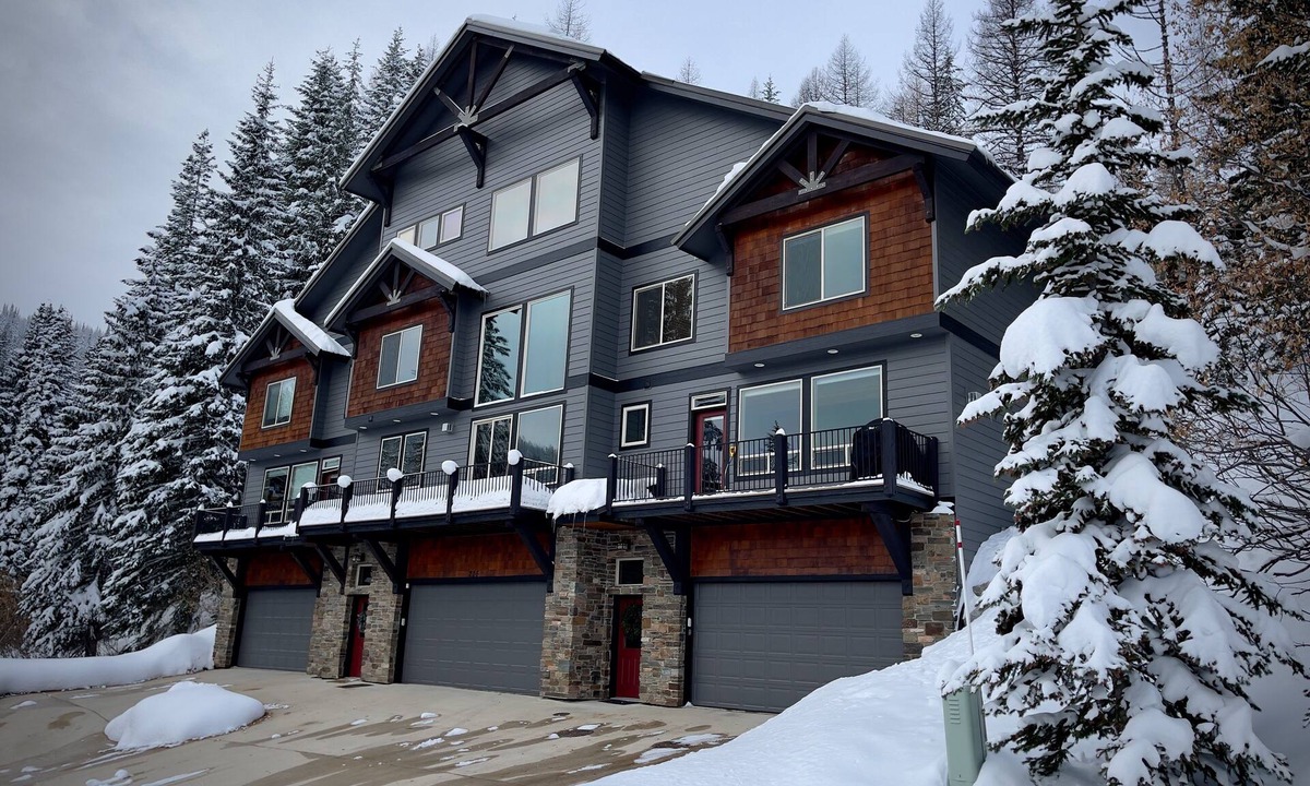 Sandpoint Condo | Schweitzer Condo. TRANSFERABLE SKI LIFT PASS INCLUDED! Hot Tub, 2-car Garage.