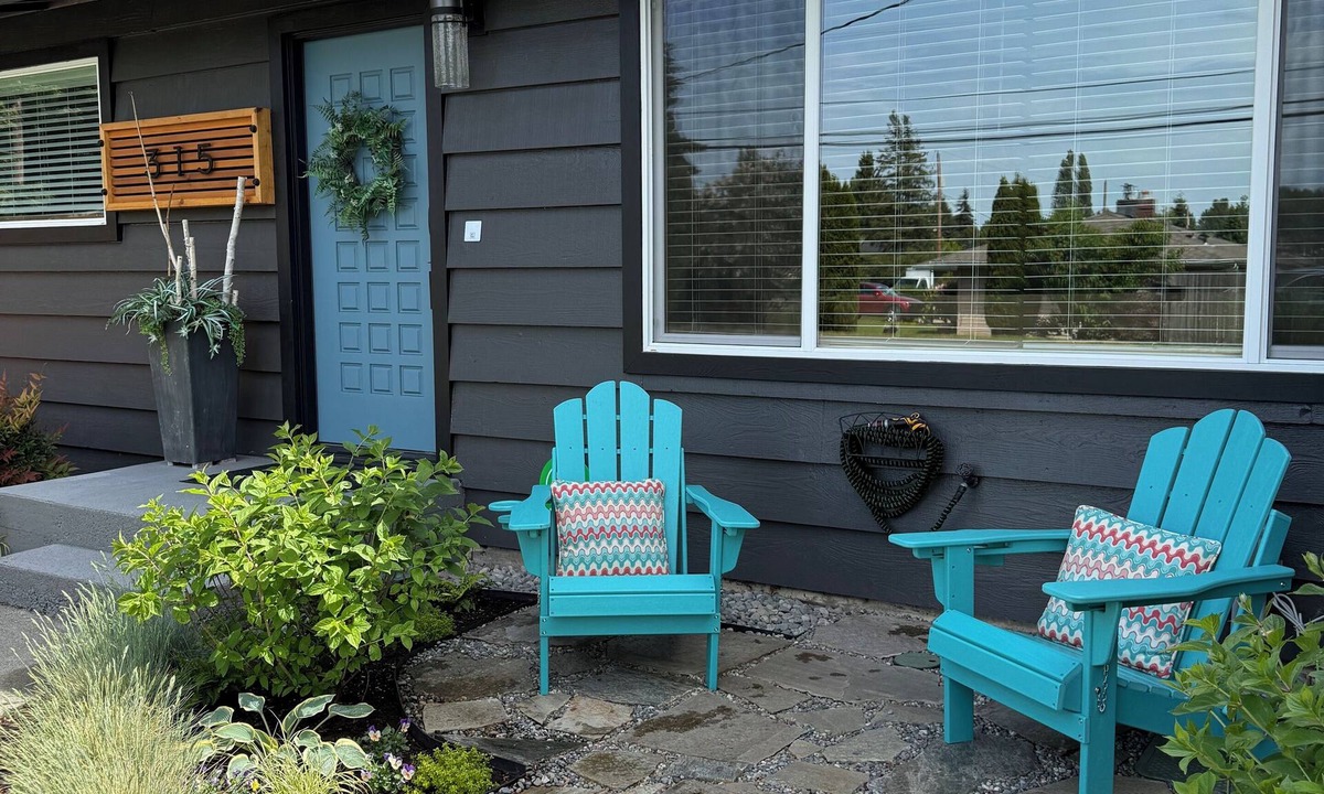 SeaTac House | SEA airport and NW parks 3 Bedrooms central AC hot tub & outdoor living