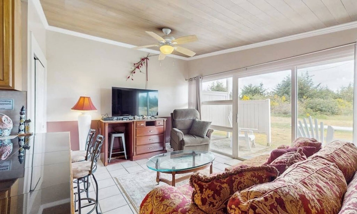 Copalis Beach Condo | Serene coastal oceanfront condo with shared hot tub & beach trail access