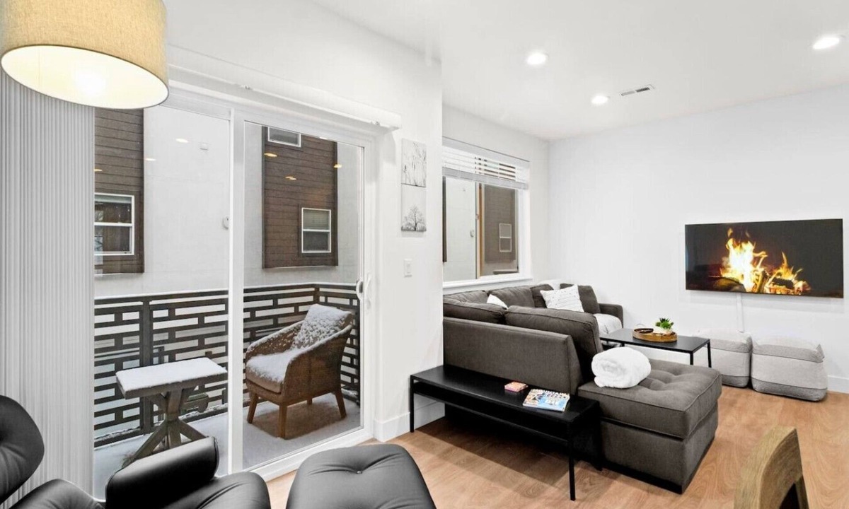 People's Freeway House | Ski Haven in the City -Spacious and Clean Townhome