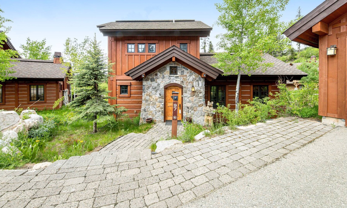 Tamarack Resort House | Ski-in/ski-out townhome - mountain view, washer/dryer & fireplace - dog-friendly
