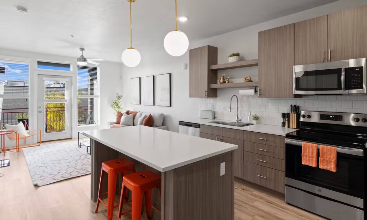 People's Freeway Apartment | Ski Resorts with Free Parking. 1 MIN Walk To TRAX!