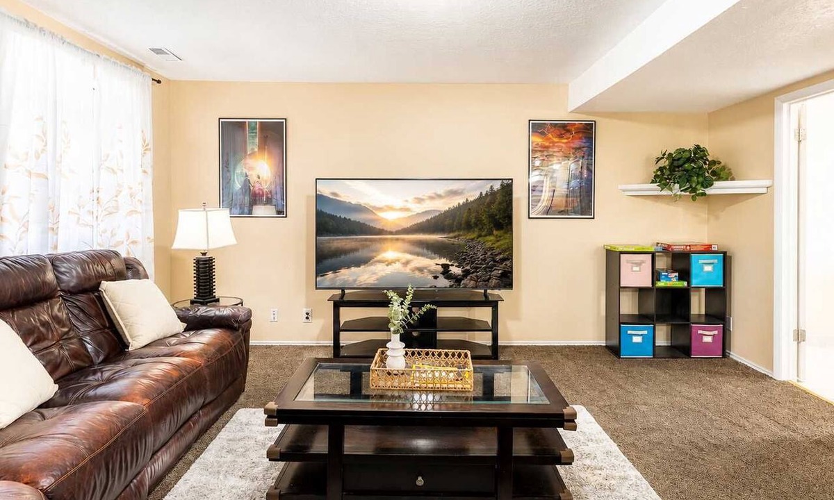 South Salt Lake House | SLC 4BR for 9 - Fenced Yard & Mtn Views