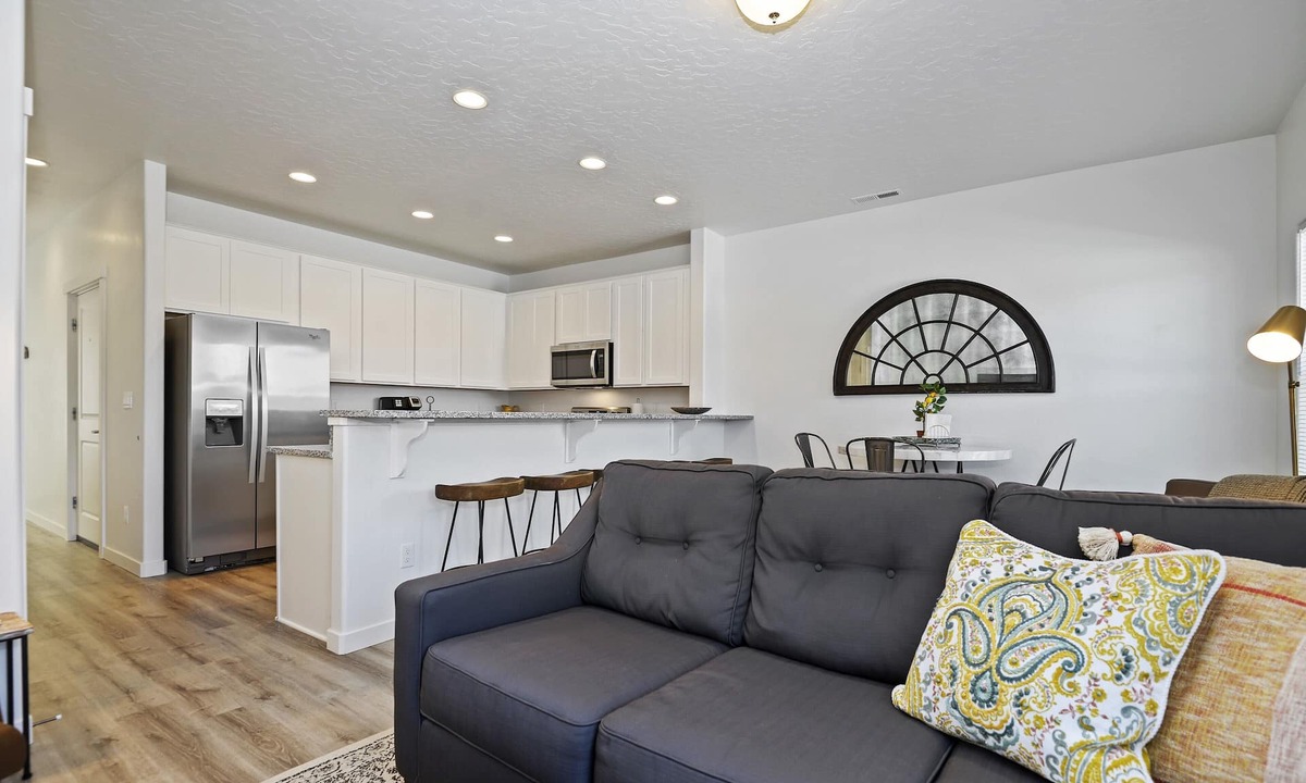 Nampa House | Sleek Sparkling Clean Townhome!