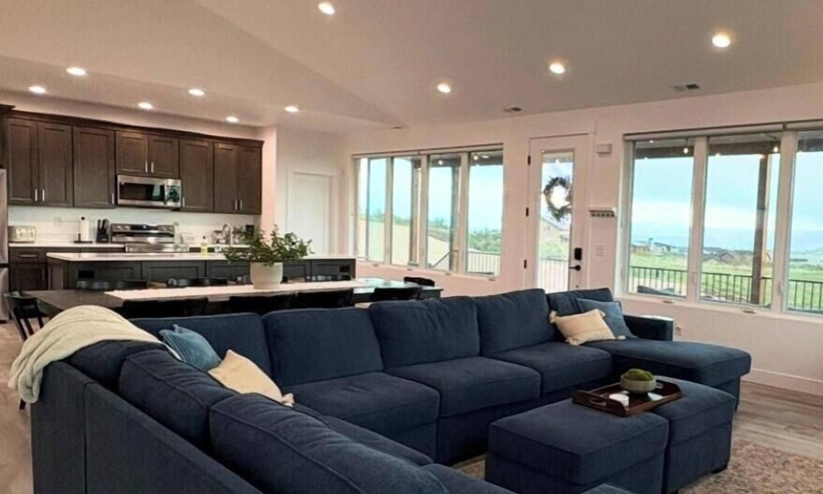 Sweetwater House | Sleeps 25+, Game Room, Ideal Beach Pass, Private Hot tub, BBQ Grill