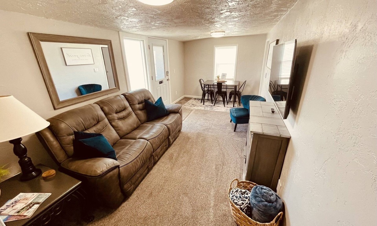 Ucon Apartment | Small Group Apartment in Century-Old Building Apt#4