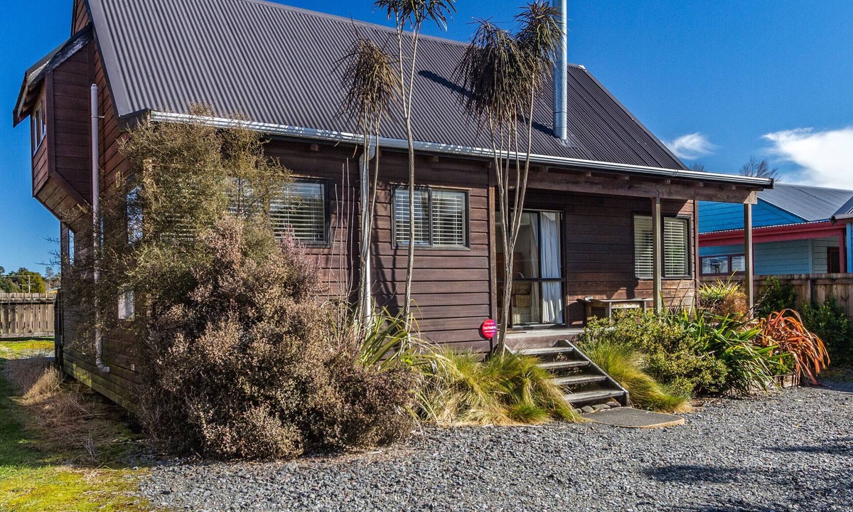 National Park Village Cottage | Snowshoe Cabin - National Park Holiday Home
