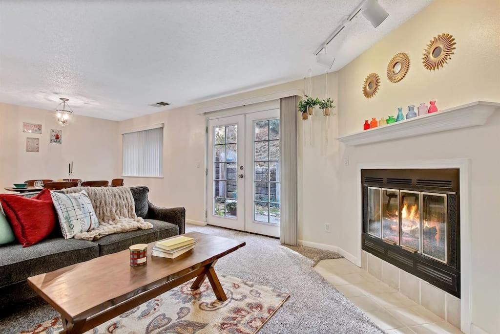 Southeast Boise House | South East Boise - Updated Groovy Charmer - 3 bed