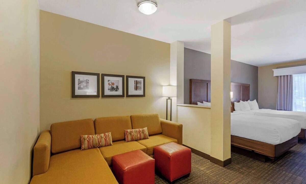 Loveland Hotel | Southern Comfort in 3 Welcoming Suites Near Boyd Lake State Park with Breakfast