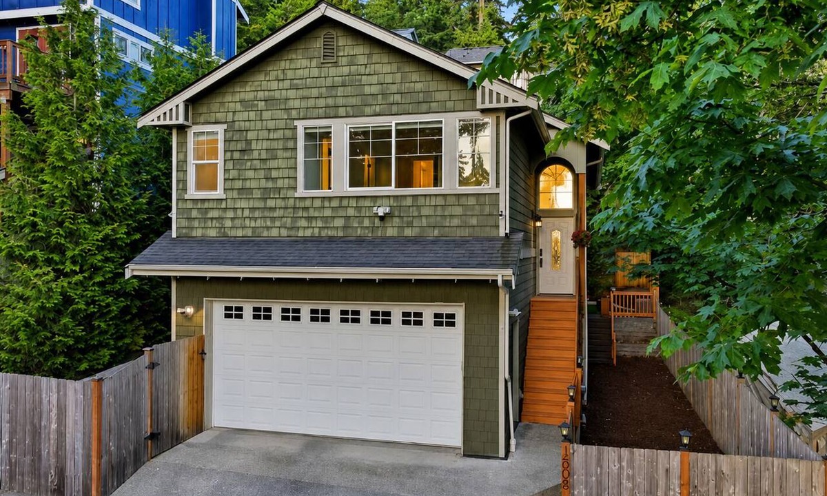 Inglewood House | Spacious 5-bedroom house in perfect Sammamish with AC and fitness room